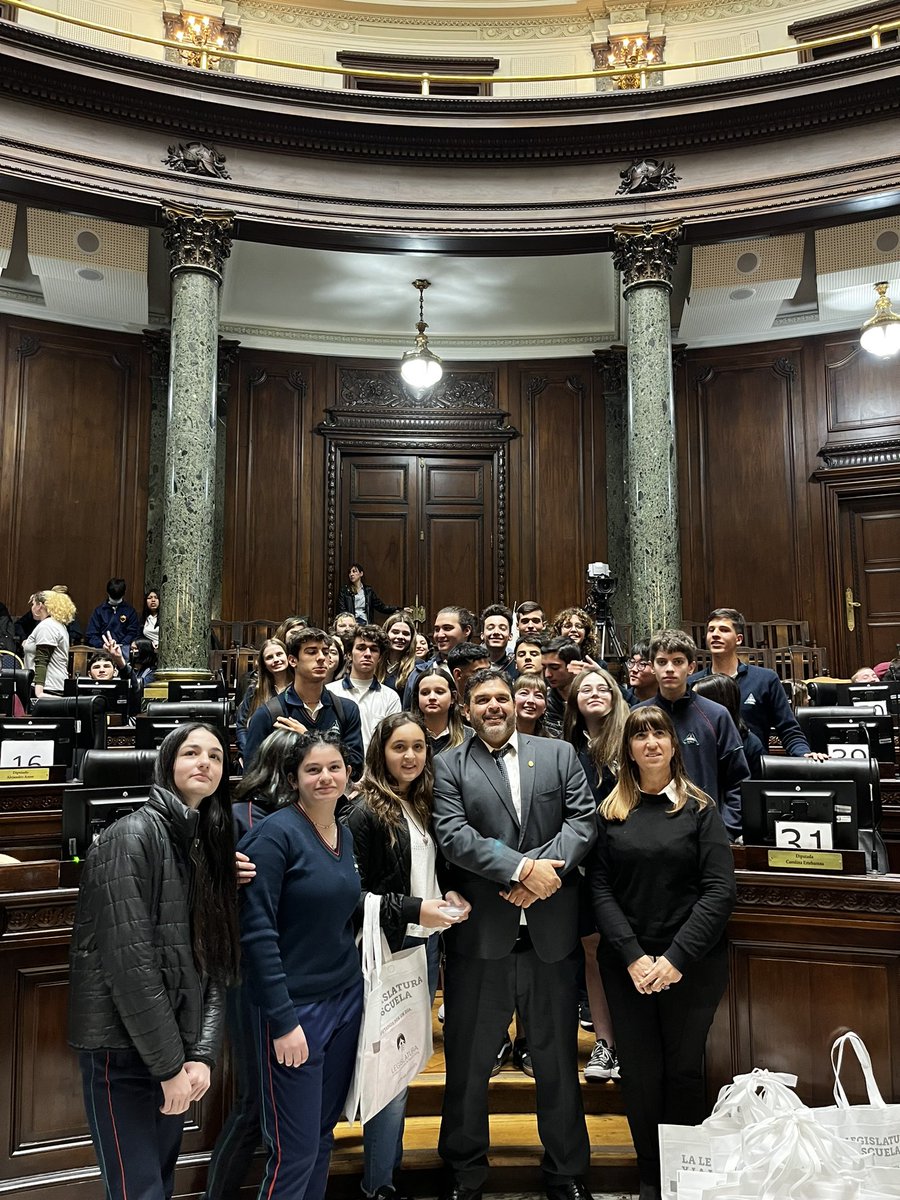 Hoy realizamos la primer sesión con alumnos y alumnas de colegios secundarios, nos visitaron el ECEA, el San Francisco de Sales y el Nueva Pompeya. 
Agradecemos su participacion y al diputado <a href="/FacundoDelGaiso/">Facundo Del Gaiso</a> por presidir la sesión.
