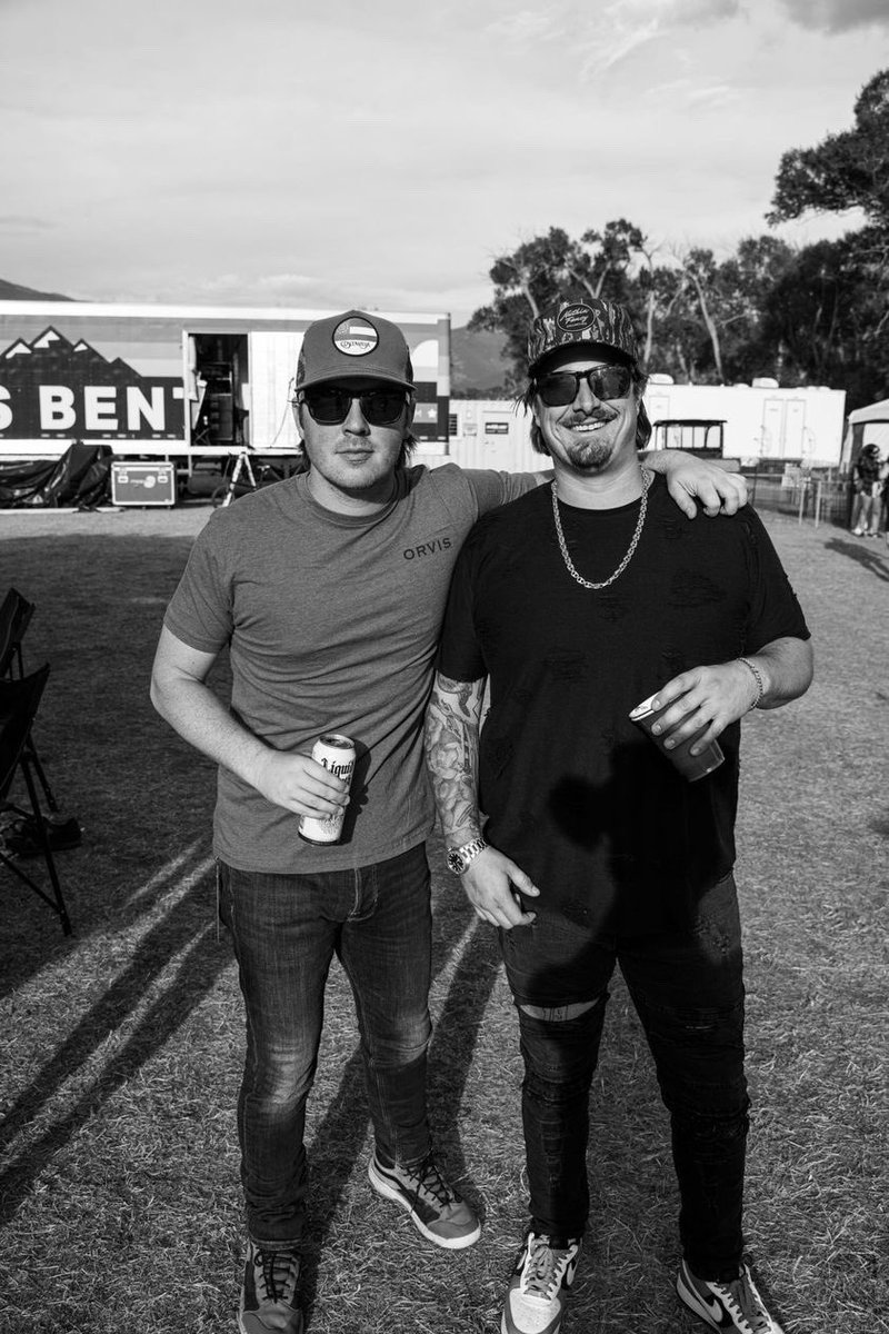 Travis_Denning's tweet photo. A Bulldawg and a Bulldog @HardyMusic https://t.co/EeEkfgZVuU