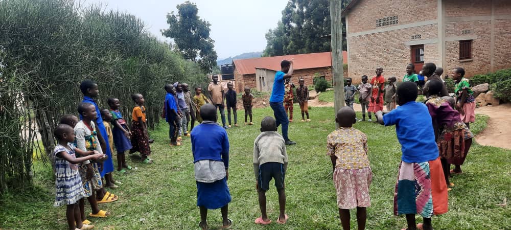 LeagueRpf's tweet photo. Mu rwego rwo gukomeza gufasha abanyeshuri kugira ibiruhuko bifite intego , mu karere ka @NgororeroDistr abanyeshuri bitabiriye gahunda y' intore mu biruhuko aho bidagadura bagakina umupira n' indi mikino itandukanye.@NgororeroDistr @RwandaWest @YouthNgororero https://t.co/8HZzBVPPAD