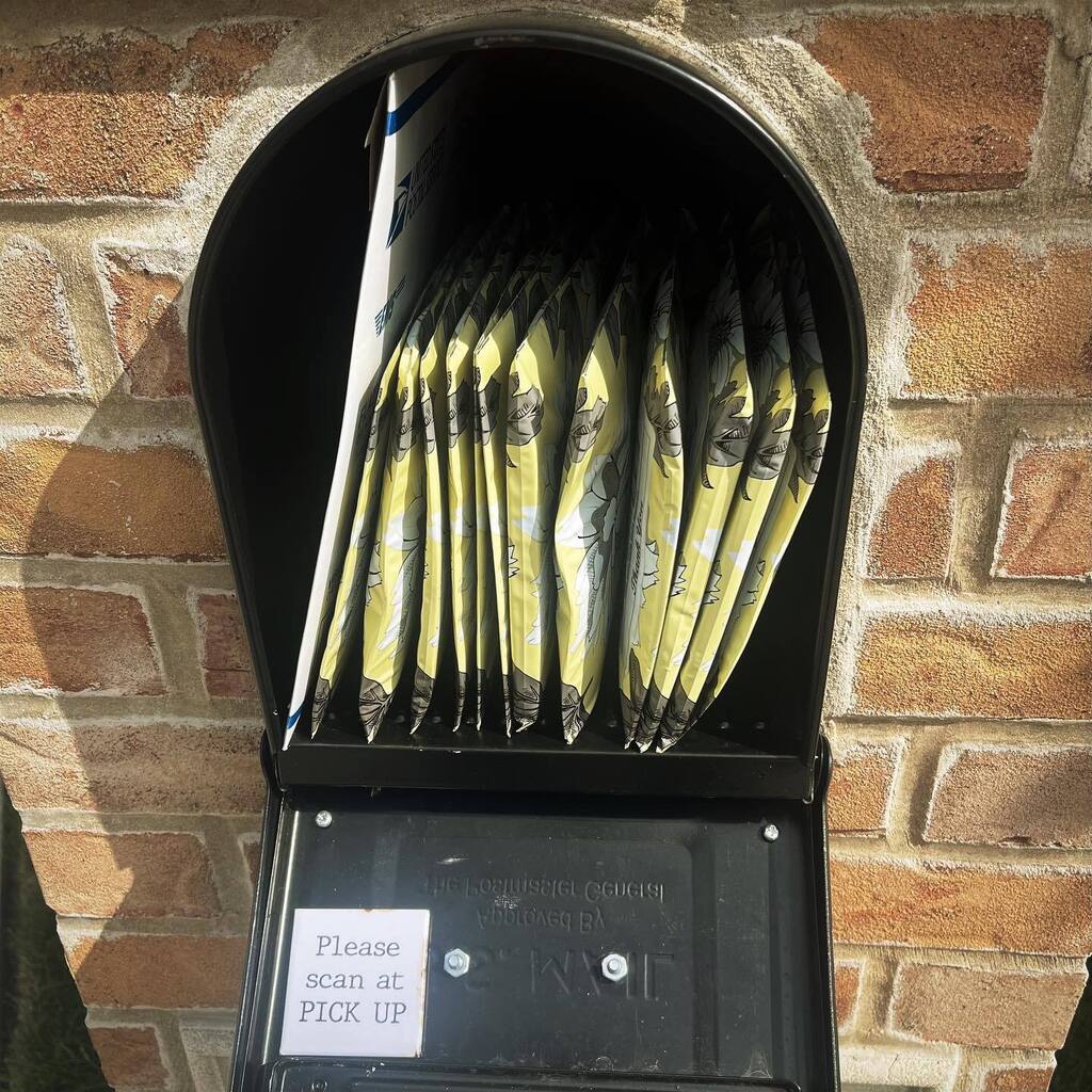 FlyMoon57's tweet image. Lucky 13 🍀 
Not a bad start to the week. 
Hope you all had a lovely Holiday weekend. 

I’m excited about getting your Fall and  Halloween Orders. Check out my Etsy shop to see all the Holiday combinations you can make. 
📫
📫
📫
📫
📫
📫
#holidaypartyd… instagr.am/p/CiLHvFqOFLH/