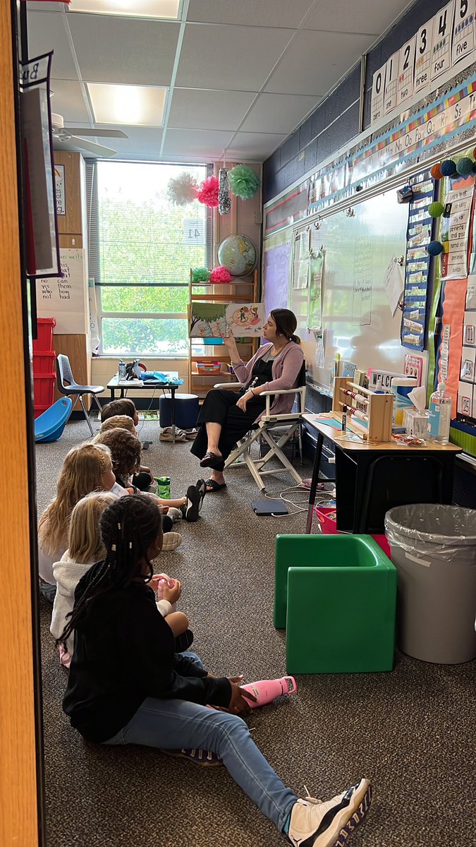 Book-a-Day in full swing at Remington #rtsrocks <a href="/PattonvilleSD/">Pattonville Schools</a> Here, 1st grade teacher reads to a 2nd grade class &amp; vice versa. Kudos to <a href="/RTSReadingT/">Jill Ramig</a> leadership &amp; contagious ❤️ of story!