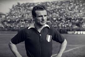 ILTOROSIAMONOI's tweet photo. "Di notte sogno che io e mio papà siamo al Fila: io gli passo la palla e lui segna dopo lui la passa a me ed io segno ma questa volta senza Bacigalupo. Penso che dopo la vita troverò mio padre e giocheremo insieme come nei miei sogni"
(Sandro Mazzola)
#intertorino https://t.co/31jsKQGMig