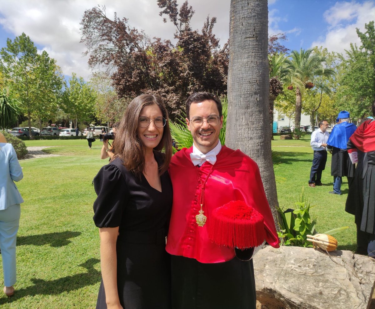 EnriqueHernd10's tweet photo. Hoy me han "embestido" doctor, como escuché por ahí, o me han puesto esta preciosa lámpara en la cabeza. Pero la compañía no tiene precio: familia natural y elegida, maestro, colegas y amigos. https://t.co/ivu82Woc21