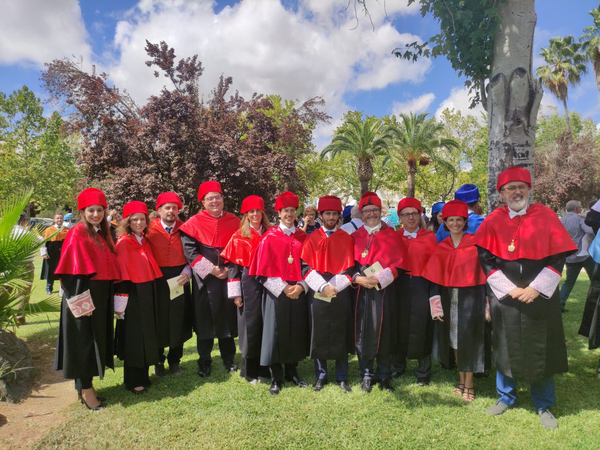 Hoy me han "embestido" doctor, como escuché por ahí, o me han puesto esta preciosa lámpara en la cabeza. Pero la compañía no tiene precio: familia natural y elegida, maestro, colegas y amigos.