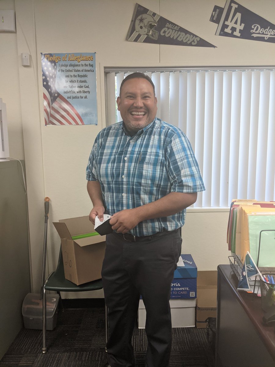 Mrs_Duhart365's tweet photo. Modelling lessons today - Thank you Mr. Infante! 🤩. Ss were actively engaged with student talk and embedded language support - a #picture is worth a 1,000 words!!! And thank you @SRubinol for joining 🎉
#PairShare
#VisualLiteracy
#WeAreLESD 
#SomosLESD 
#PictureTalks https://t.co/tyTywZD0GZ