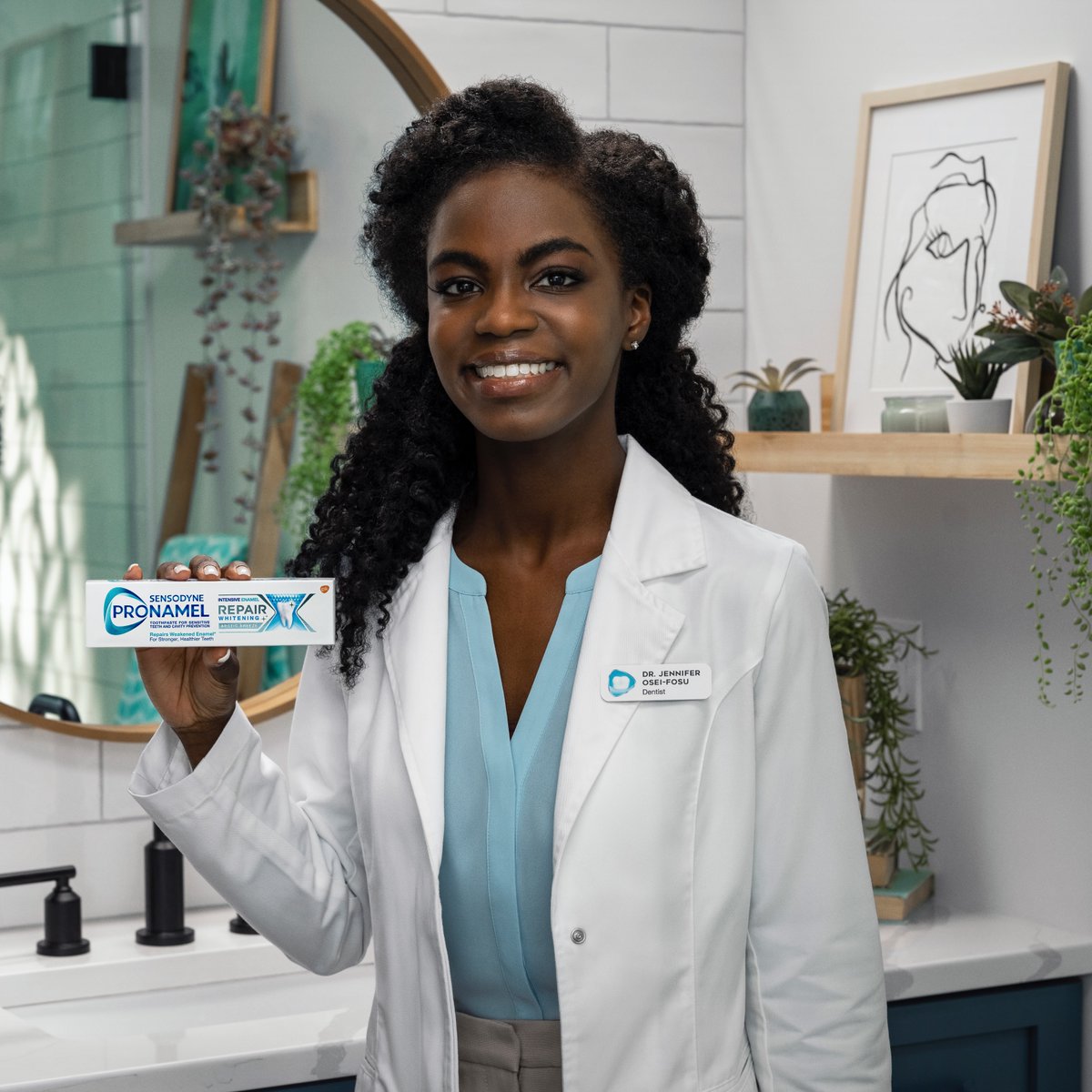 Swipe to see what keeps Dr Jennifer’s teeth strong and protected! 👉 Our most advanced enamel care formulation, Pronamel Intensive Enamel Repair deeply penetrates acid weakened enamel surfaces to help actively repair your enamel.