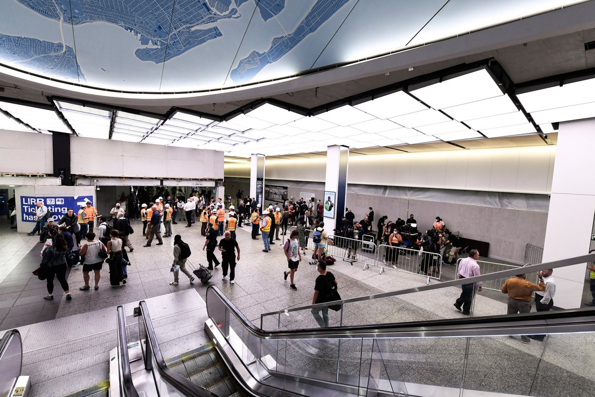 GovKathyHochul's tweet photo. A wider, brighter @LIRR concourse has arrived at Penn Station!

With major improvements like this new concourse, we’re making Penn Station the world-class transit hub that New Yorkers deserve. https://t.co/DCLtOQI3aS