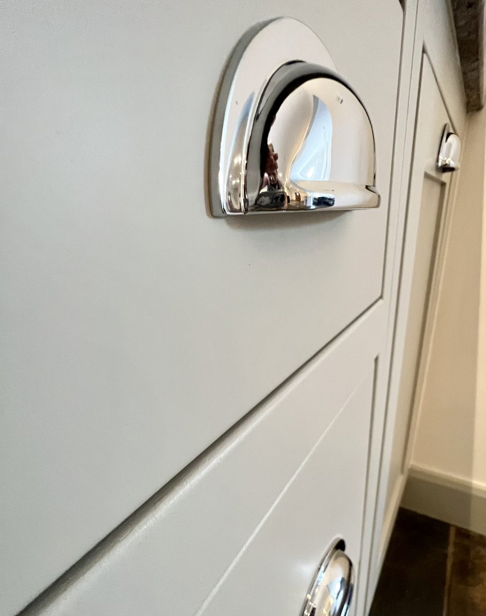 CreativeChic_'s tweet photo. Another orange oak kitchen completed and transformed in the equivalent of Farrow &amp; Ball Drop Cloth. New polished Chrome handles added for a completely different look #kitchenpainting #handpaintedkitchen  #kitchenmakeover https://t.co/SkVRyBLqPA