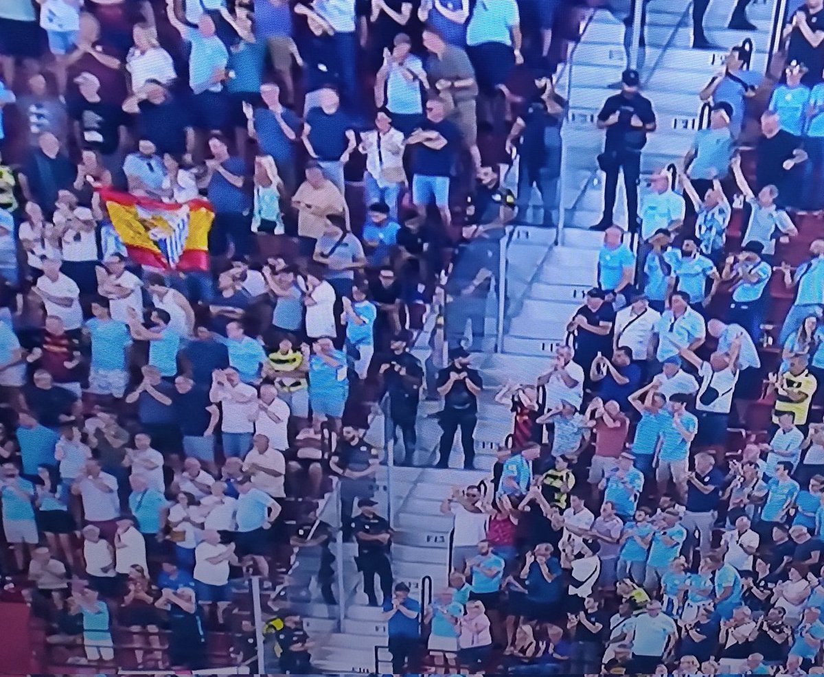 Alcontraataque_'s tweet photo. 𝐋𝐎 𝐍𝐔𝐍𝐂𝐀 𝐕𝐈𝐒𝐓𝐎❗😂

🔵 | La afición visitante del @ManCity muestra una bandera del @MalagaCF en el Ramón Sánchez Pizjuán

#SevillaFCManCity https://t.co/t2OImnibL2