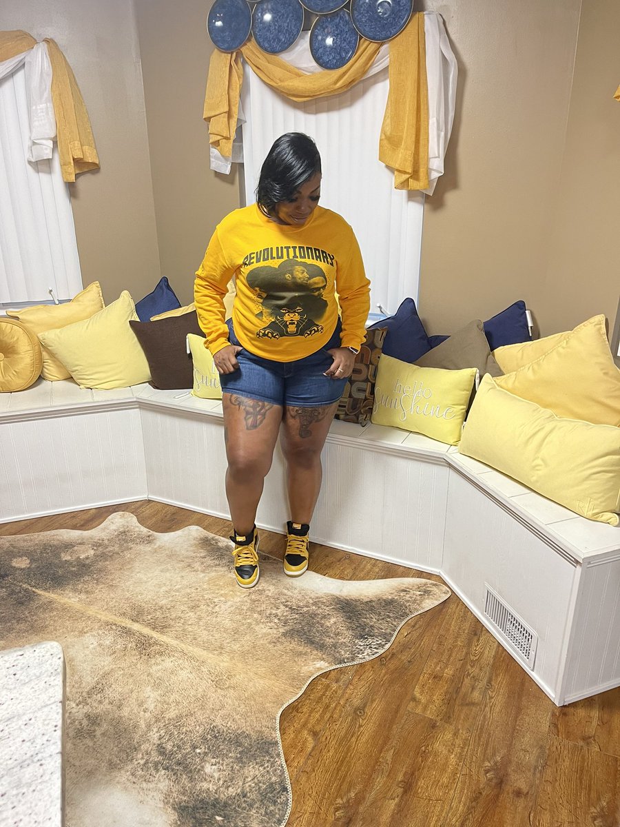 theehealedhoney's tweet image. Week 2 of #Chapter44 💛🖤 I love it here💛✨✨✨