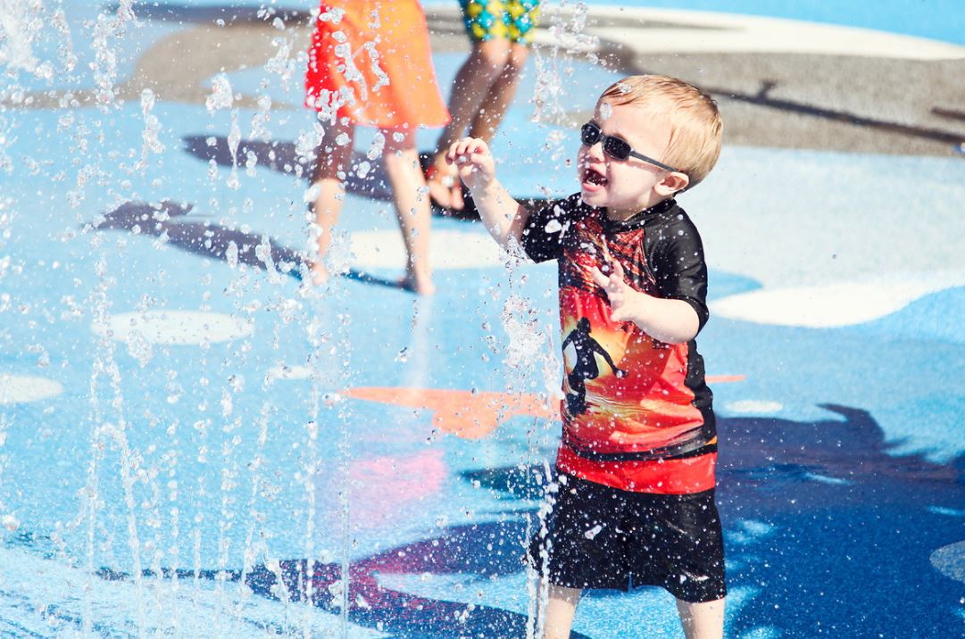 CityofEP's tweet photo. Good news! Due to the warm weather in the forecast this week, we’ve decided to keep the splash pads at Miller Lake Park and Round Lake Park open through the weekend. Stop by between 9 a.m. and 8 p.m. to stay cool.

https://t.co/B76BIQ2Rab https://t.co/3HP7Js2BuM