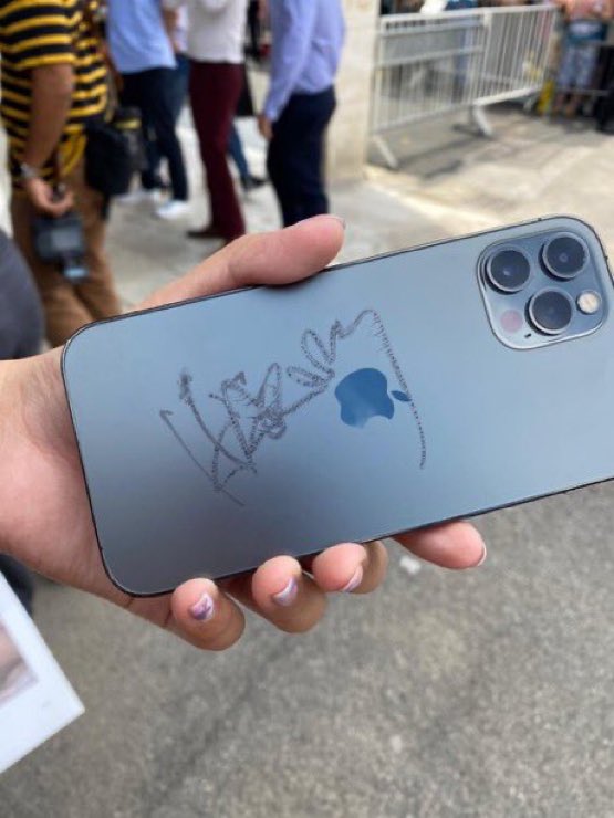 sasitwas's tweet photo. IM CRYING SOMEONE FILMED HIS SIGNING THEIR PHONE THIS IS SO FUNNY AND CUTE https://t.co/wUJzYLQnWp