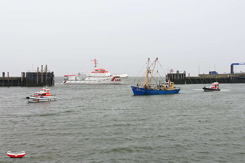 Seenotretter's tweet photo. 🚨 Für gleich drei #Fischkutter waren die #Seenotretter heute auf der #Nordsee im Einsatz. Innerhalb weniger Stunden brachten #Seenotrettungskreuzer der #DGzRS in der #Elbmündung und vor #Dithmarschen die insgesamt sechs Menschen an Bord in Sicherheit. ➡️ https://t.co/5eLysrivcM https://t.co/2nMQtHUSEJ
