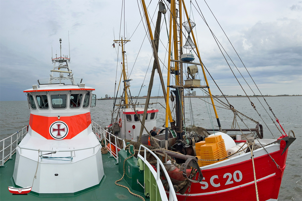 Seenotretter's tweet photo. 🚨 Für gleich drei #Fischkutter waren die #Seenotretter heute auf der #Nordsee im Einsatz. Innerhalb weniger Stunden brachten #Seenotrettungskreuzer der #DGzRS in der #Elbmündung und vor #Dithmarschen die insgesamt sechs Menschen an Bord in Sicherheit. ➡️ https://t.co/5eLysrivcM https://t.co/2nMQtHUSEJ