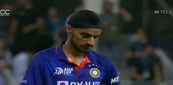 ImTanujSingh's tweet photo. Arshdeep Singh in 20th over in this Asia Cup 2022:- 

•Defend 7 of 6 vs PAK - 1,4,0,W,2
•Defend 7 of 6 vs SL - 1,1,2,1,2B

He has given just 12 runs in 10 balls in 20th overs - What a bowler, The Star. https://t.co/lkOH4Ghg5u