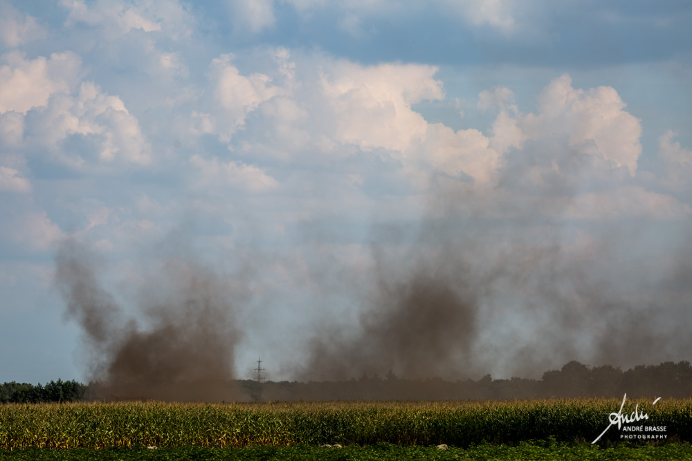 andrebrasse's tweet photo. #Bosbrand bij #Langelo? Nee, hier is een boer bezig zijn uitgedroogde land te bewerken. Het wordt tijd dat er flink wat💧💦💧💦regen valt. https://t.co/cureMLgOwi