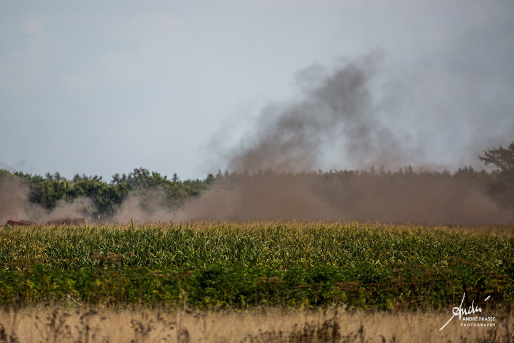 andrebrasse's tweet photo. #Bosbrand bij #Langelo? Nee, hier is een boer bezig zijn uitgedroogde land te bewerken. Het wordt tijd dat er flink wat💧💦💧💦regen valt. https://t.co/cureMLgOwi