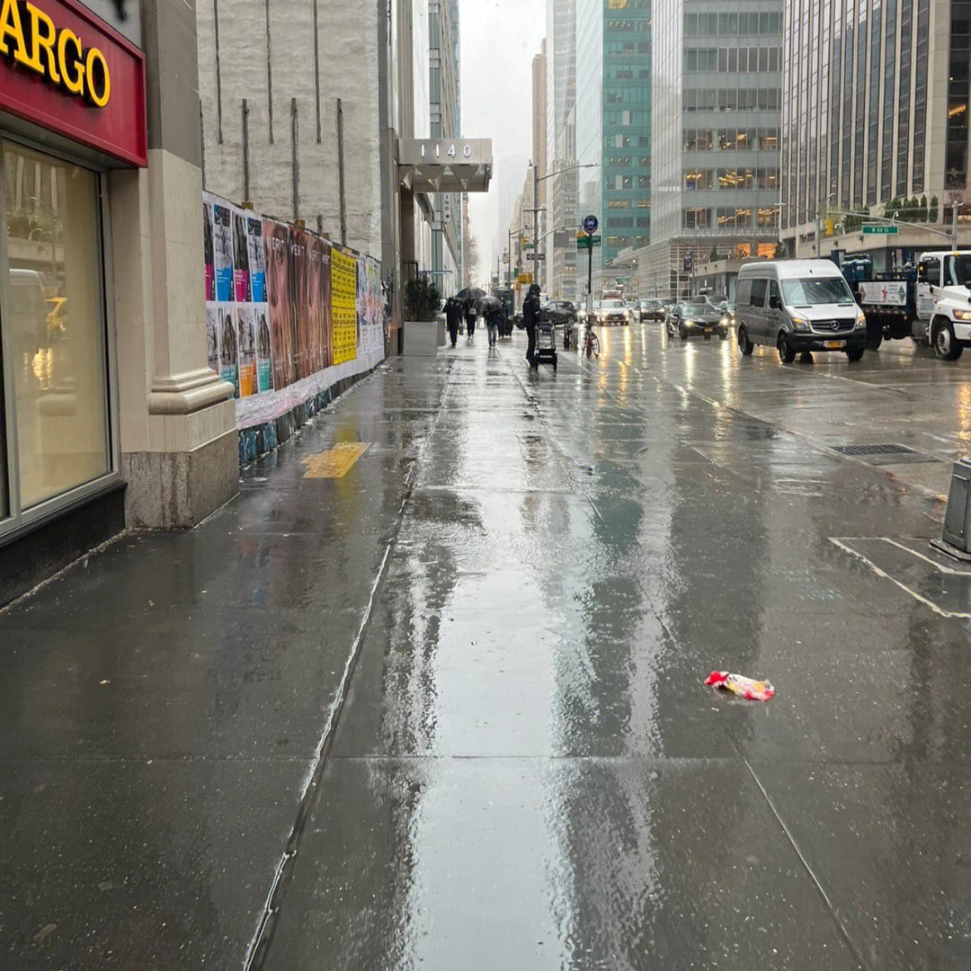 Chengmeili9's tweet photo. Walk alone with an umbrella in a rain. https://t.co/XFERO71i1N
