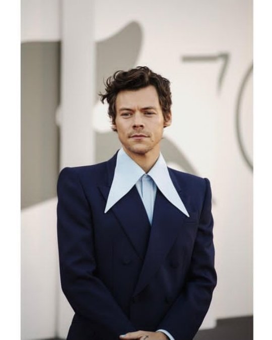harrycolmedia's tweet photo. 📸 | Más de Harry ayer posando en la alfombra roja ✨
Vía: ©️ ludovica.casula photo (IG post)
#Venezia79 #DWD #DontWorryDarling #PremierDWD https://t.co/ksRunkVM5j