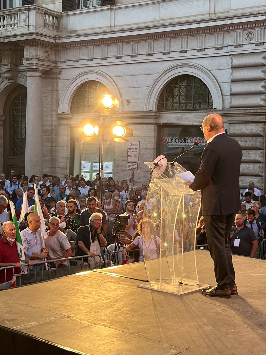 Di fronte ai problemi ci sono due soluzioni: scommettere sulla rabbia o provare a risolverli. 
Non lasciamo che le persone incrocino solo gli occhi dei populisti. 
Sveliamo l’imbroglio: la #destra non è cambiata. La destra non aiuta le persone, le usa! <a href="/nzingaretti/">Nicola Zingaretti</a> 

#scegli