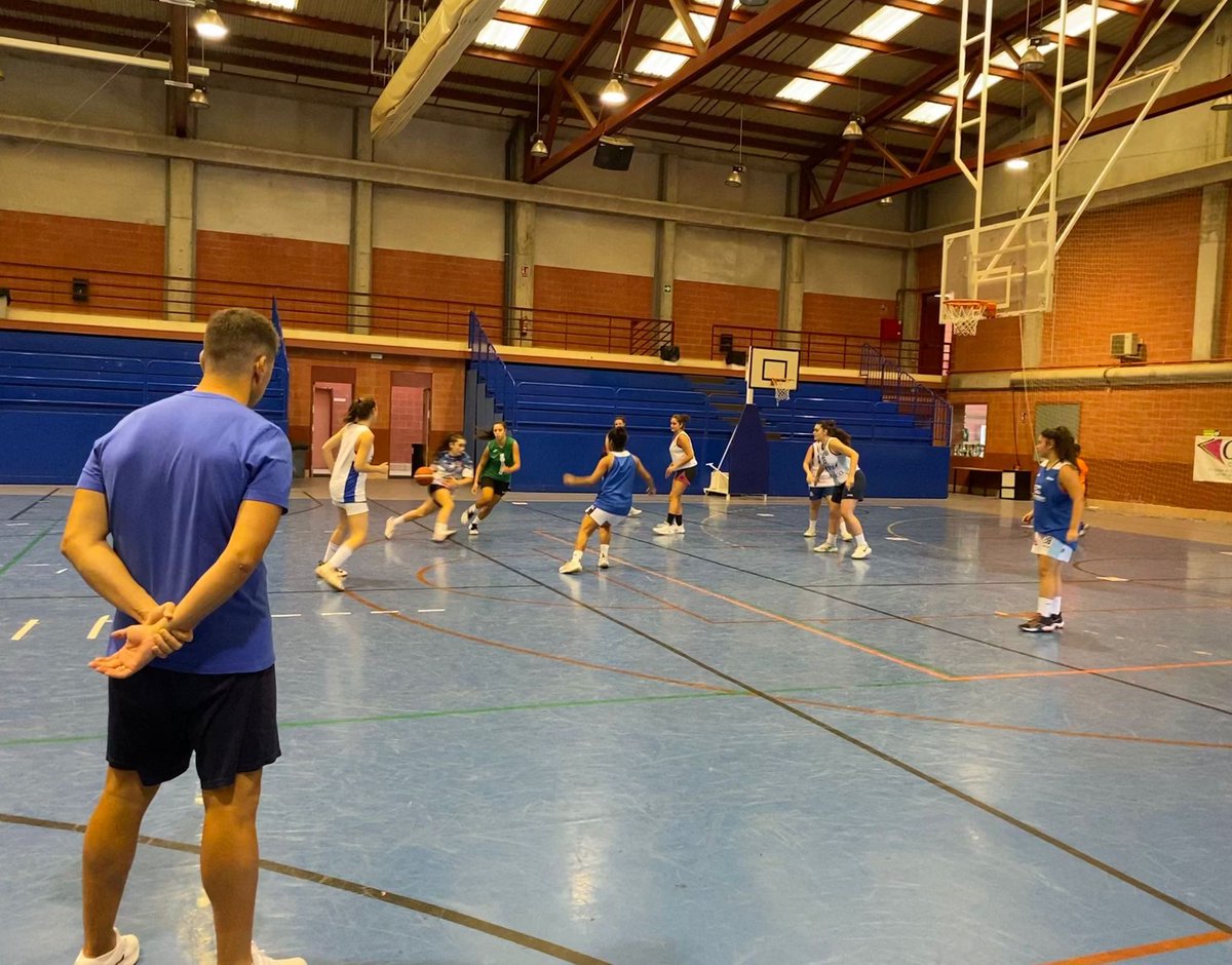 clubadeba's tweet photo. Tic-tac, Tic-Tac ⏰
Las chicas del sénior liga nacional ya preparan la nueva temporada. Nuevas incorporaciones, nuevos retos y, sobre todo, mucha ilusión. 💪🏼
¡No se para! ¡A por todas! 💙
#Adeba #ClubAdeba #Baloncestofemenino #baloncestoliganacional https://t.co/uszEhDdGQ3