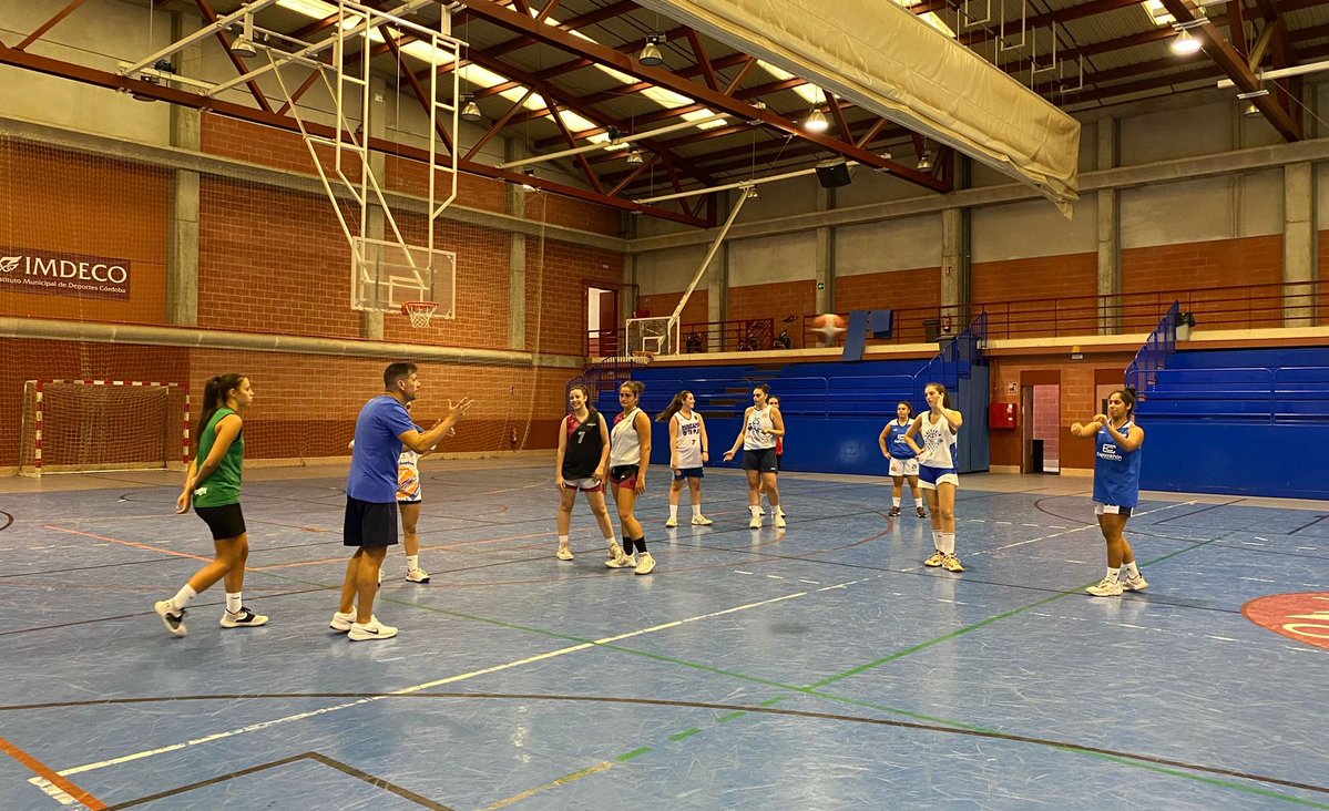 clubadeba's tweet photo. Tic-tac, Tic-Tac ⏰
Las chicas del sénior liga nacional ya preparan la nueva temporada. Nuevas incorporaciones, nuevos retos y, sobre todo, mucha ilusión. 💪🏼
¡No se para! ¡A por todas! 💙
#Adeba #ClubAdeba #Baloncestofemenino #baloncestoliganacional https://t.co/uszEhDdGQ3