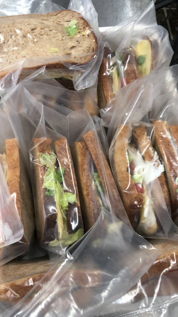 arielsignetti's tweet photo. Hicimos los sándwiches para que los chicos que van mañana al Hospital Gutiérrez por el día mundial de Concientización de la Distrofia Muscular de Duchenne tengan un almuerzo sano.
Agradezco en el próximo twitt https://t.co/5TR8JlHELf