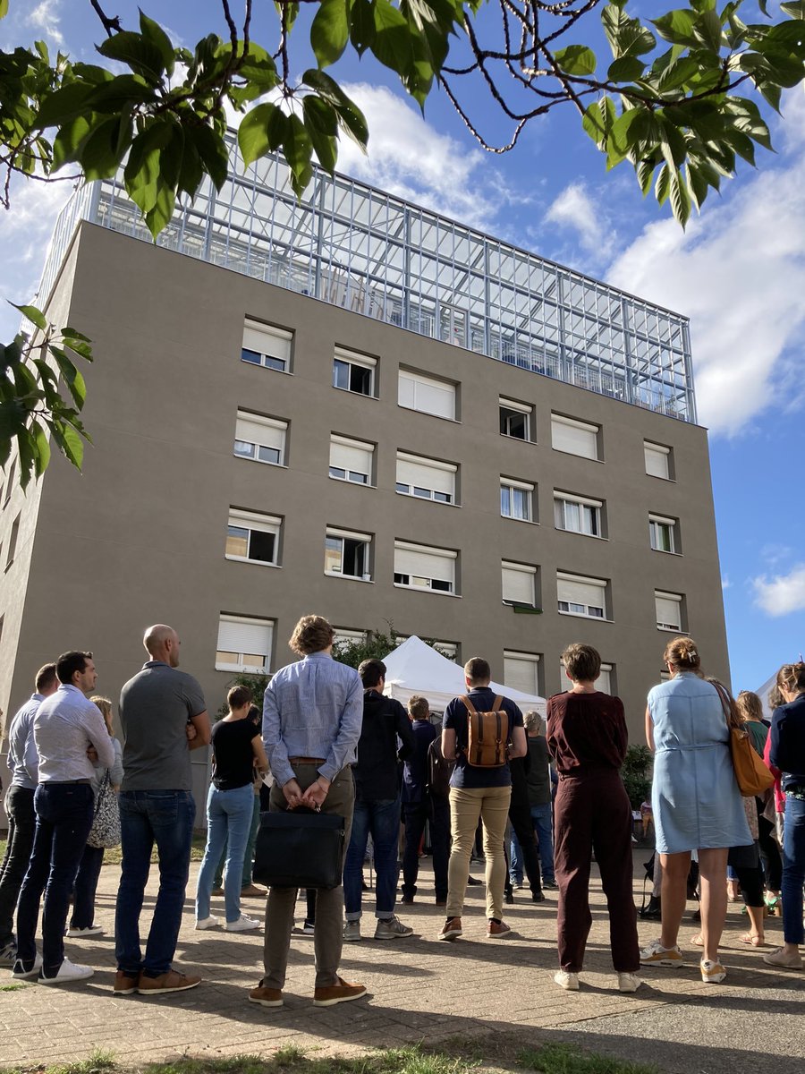 NMHabitat's tweet photo. #Nantesnord, NMH inaugure Symbiose, une serre-pĂ©piniĂšre en toiture dâun immeuble rĂ©novĂ© de 24 logements sociaux ! Un espace inĂ©dit qui permet de capter lâĂ©nergie du soleil pour chauffer lâeau du bĂątiment et dans lequel seront cultivĂ©s fruits et lĂ©gumes #surelevation #hlm đĄâïžđ
https://t.co/ah27gg4XUP