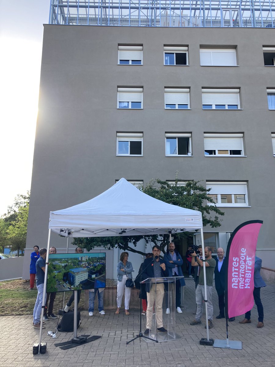 NMHabitat's tweet photo. #Nantesnord, NMH inaugure Symbiose, une serre-pĂ©piniĂšre en toiture dâun immeuble rĂ©novĂ© de 24 logements sociaux ! Un espace inĂ©dit qui permet de capter lâĂ©nergie du soleil pour chauffer lâeau du bĂątiment et dans lequel seront cultivĂ©s fruits et lĂ©gumes #surelevation #hlm đĄâïžđ
https://t.co/ah27gg4XUP