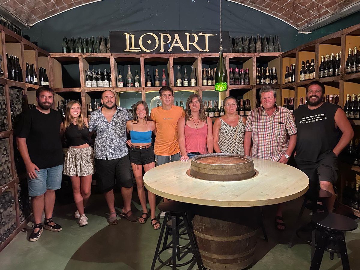isaacperaire's tweet photo. Records d’un dia d’agost a LLOPART. Conèixer el procés productiu, l’ambient, les instal·lacions, el resultat. Les persones. Estimar l’ofici i el producte com la família al llarg dels anys i generacions. #Llopart #Subirats #Corpinat @Llopart1887 https://t.co/0vz5v0Vhzw