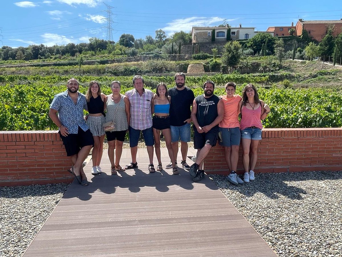 isaacperaire's tweet photo. Records d’un dia d’agost a LLOPART. Conèixer el procés productiu, l’ambient, les instal·lacions, el resultat. Les persones. Estimar l’ofici i el producte com la família al llarg dels anys i generacions. #Llopart #Subirats #Corpinat @Llopart1887 https://t.co/0vz5v0Vhzw