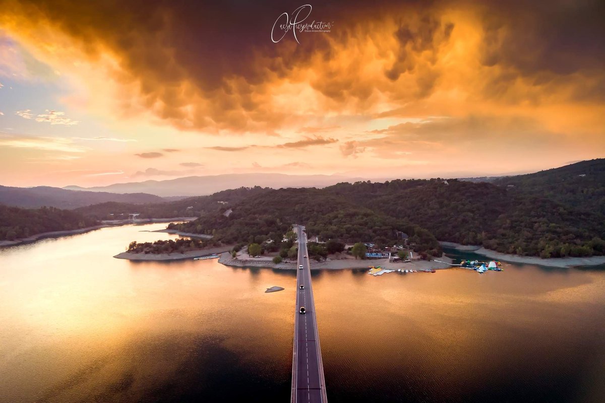 😍🧡 Un soir d'été orageux sur le lac de #SaintCassien, la semaine dernière ! 😍🧡
On vous laisse admirer le spectacle !

📷 <a href="/Caesa_picsprod/">Caesa Picsproduction</a> #CotedAzurFrance #OnaTousBesoinDuSud #Esterel #VisitVar <a href="/EsterelCoteAzur/">Estérel Côte d'Azur</a> @VisitVar
