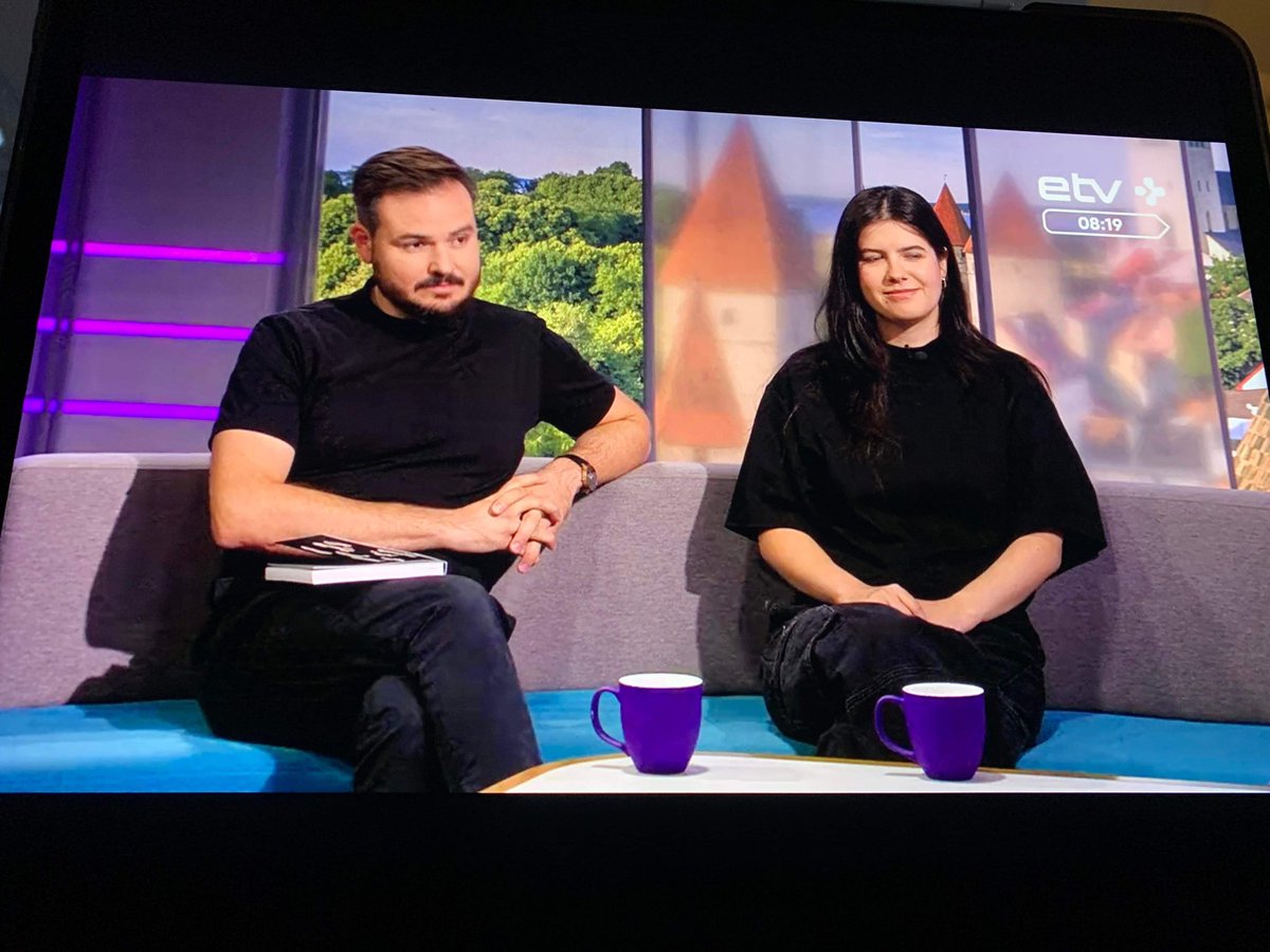 Me this morning on Russian speaking Estonian TV trying to explain concepts of NFTs, collaborative design and how to pronounce @iheartblob in Russian. 📺