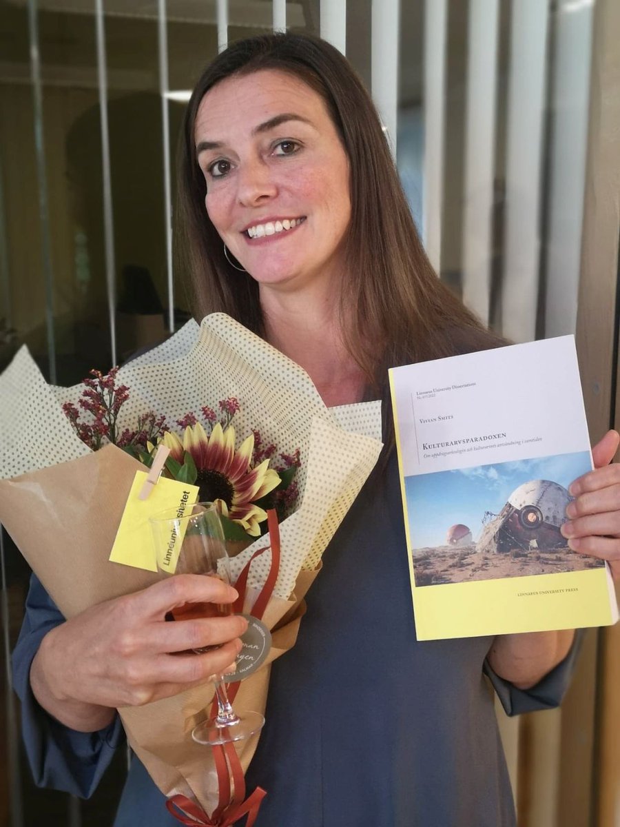 Stort grattis till Vivian Smits, som idag försvarade sin avhandling "Kulturarvsparadoxen: Om uppdragsarkeologin och kulturarvets användning i samtiden" på Linnéuniversitetet. Den finns digitalt här:diva-portal.org/smash/record.j…