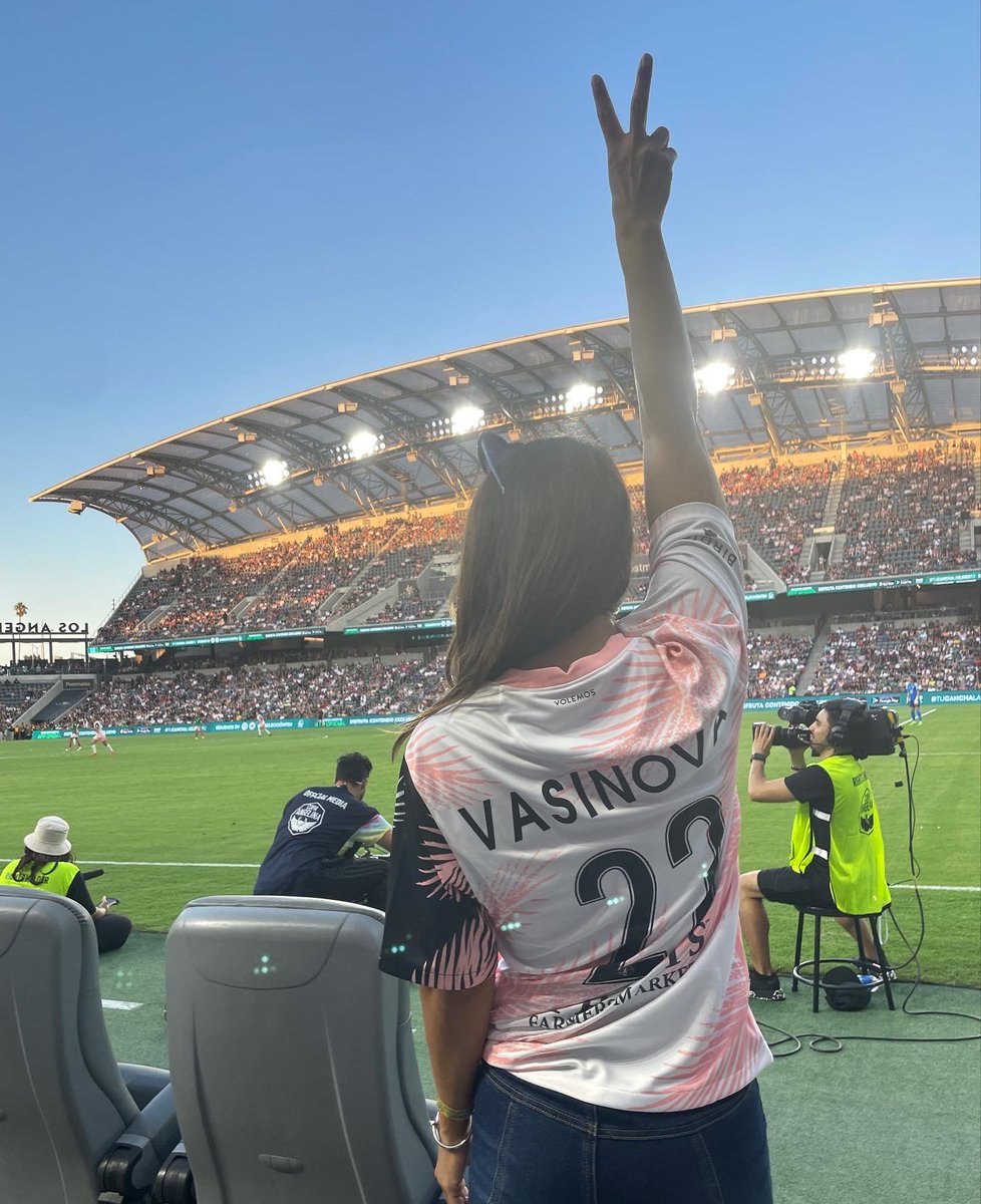 Vasinova's tweet photo. This ones for the girls 💕 A big thanks to @WeAreAngelCity 
@CopaAngelina 
@MiseleccionFem @paigeconway @thealist.us for having me 🫶🏼
.
#Volemos #girlpower #soccer 
#WeAreAngelCity #LA #bossbabes #mexico 
#CopaAngelina https://t.co/5x9zKtcZKi