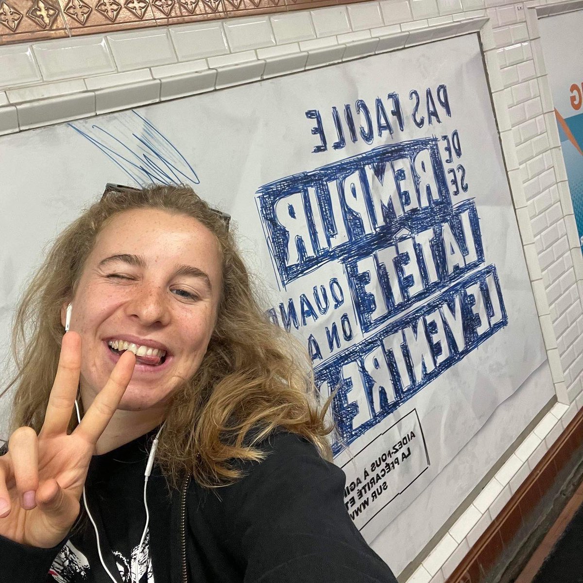 Cop1_Soli_Etu's tweet photo. Les Cop1 envahissent le métro parisien ! 

On est fier de dévoiler notre campagne aux quatre coins de la capitale 🧡 L’occasion en cette rentrée d'interpeller le grand public pour ne surtout pas oublier les milliers d’étudiants qui restent dans le besoin en France 🤝 https://t.co/YWNhAIptLs