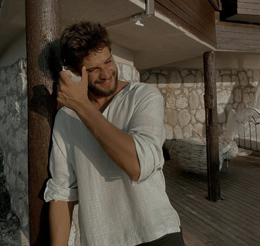 yolundostu's tweet photo. #BatuhanKaracakaya

TT olma sebebi:

Aşk-ı Memnu dizisinde "Bülent" rolüyle tanınan, son olarak Survivor 2021 yarışmasında geniş bir hayran kitlesine sahip olan Batuhan Karacakaya, takipçilerinin övgü dolu paylaşımları sayesinde TT listesine girdi. https://t.co/XNG2ZRlONV