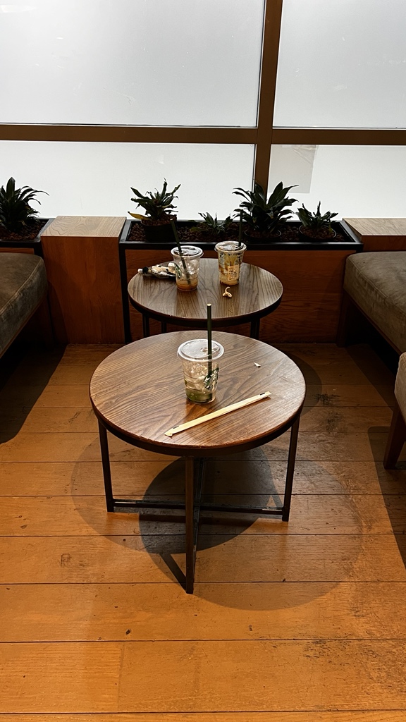 لما تكون قاعد في مكان عام تاكل أوتشرب، لطفا لما تخلص أخذ قذارتك معاك وقطها في أقرب حاوية قمامة.
ترى ما راح تاخذ من وقتك الثمين ولا تضيع عمرك المثمر ولا راح تاخذ من جهدك العظيم وراح تخلينا نشوفك انسان محترم ونظيف وتحس بغيرك من البشر اللي عايشين معاك بهالكوكب.
شكرًا. 😊
#نظف_وراك