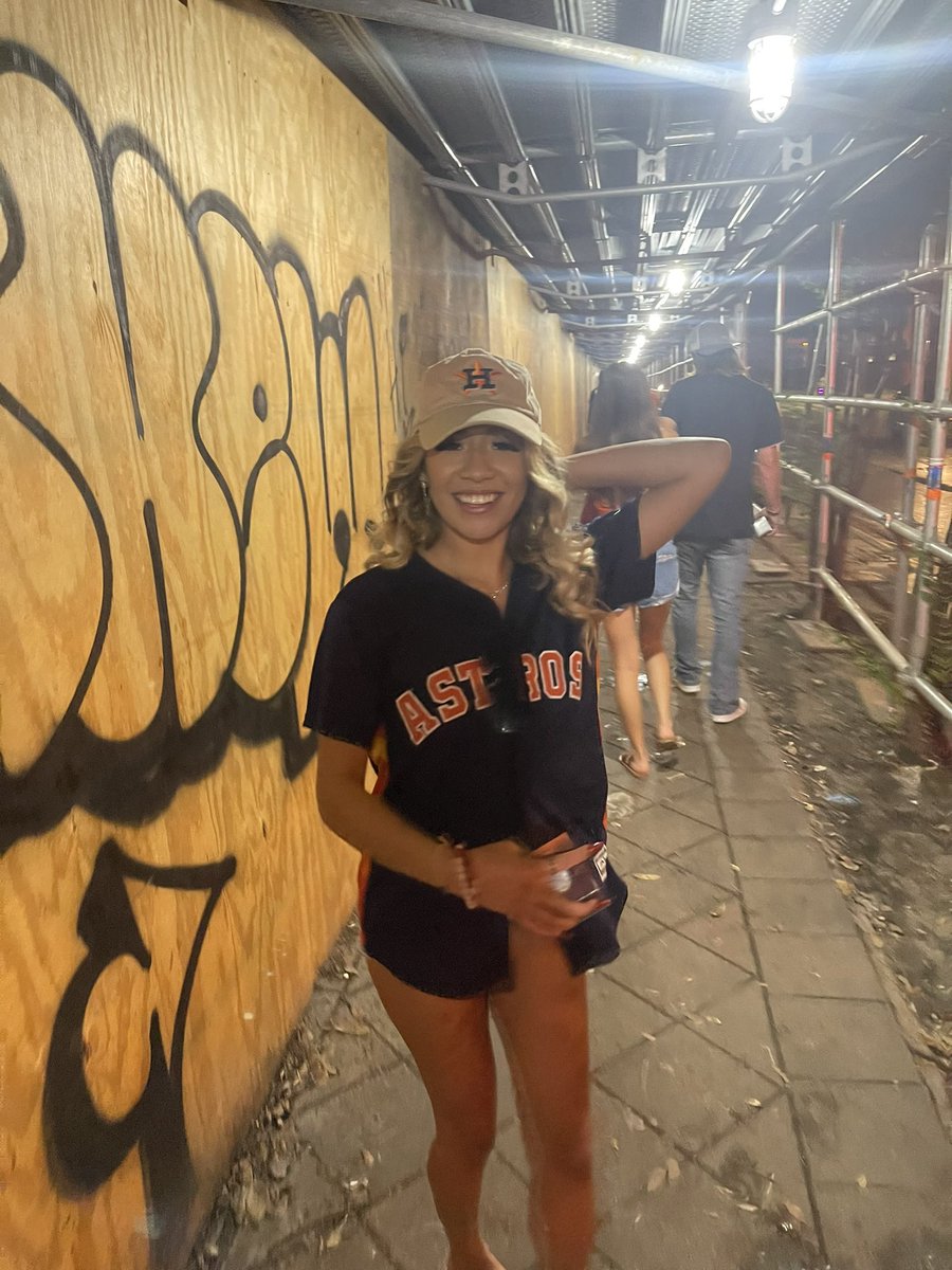 alaannnaaa's tweet photo. I’m always drunk in all my pictures 🙈 https://t.co/PapAJmd5i6