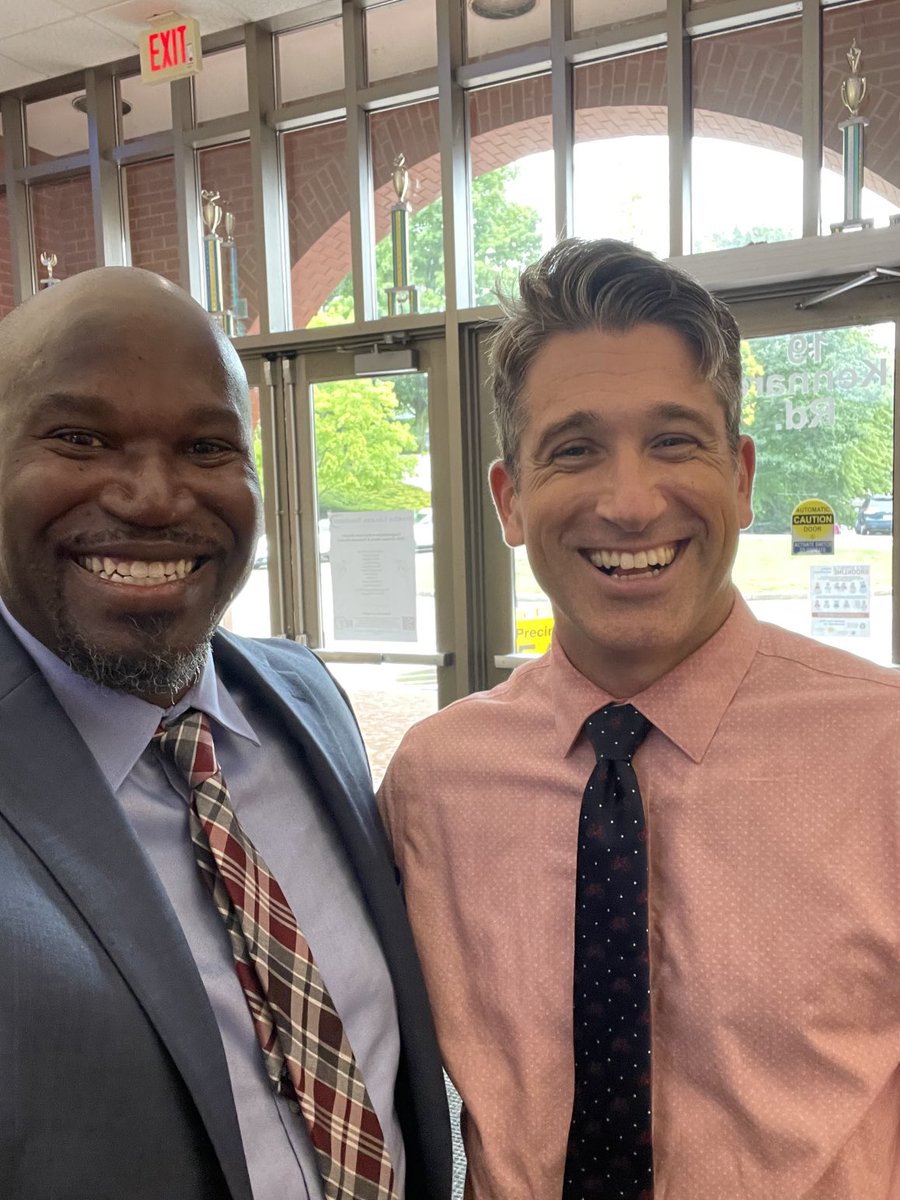 LinusGuilloryJr's tweet photo. PSB first day of school!  Our school leaders welcomed back our wonderful students!  Happy first day of school.  ⁦#ExcellenceInEducation @BrooklinePublic⁩ https://t.co/213NVqkmLj