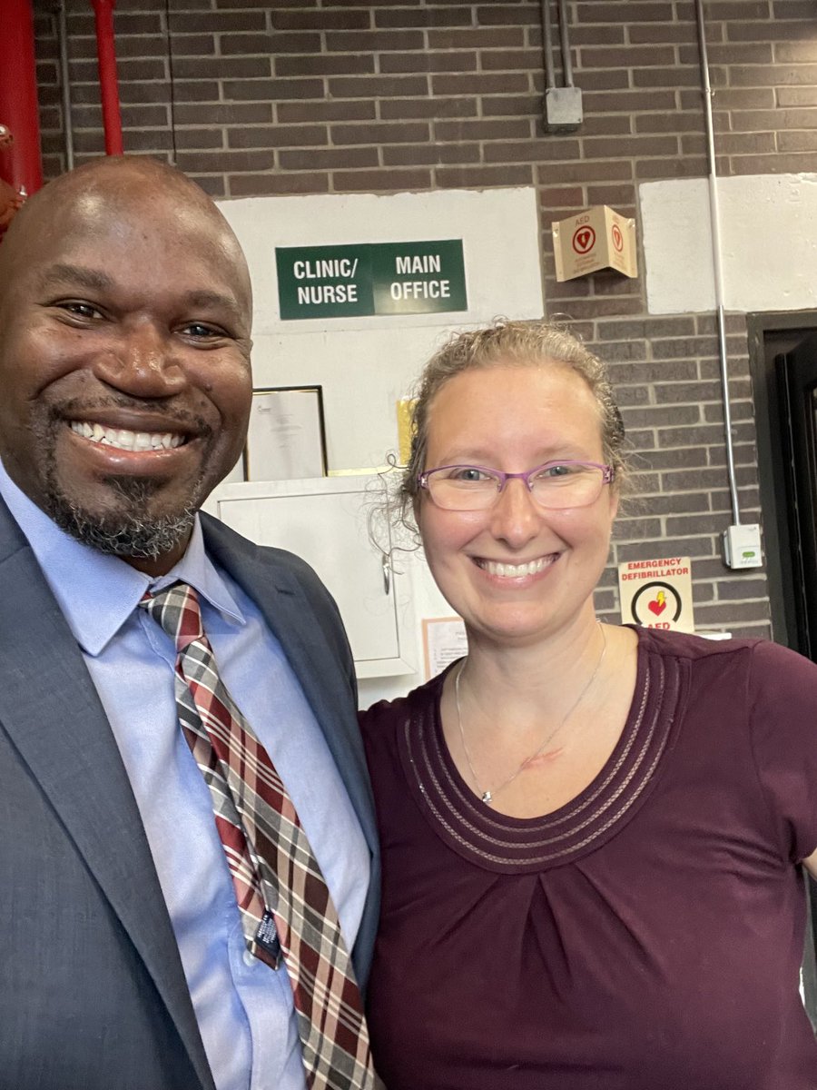 LinusGuilloryJr's tweet photo. PSB first day of school!  Our school leaders welcomed back our wonderful students!  Happy first day of school.  ⁦#ExcellenceInEducation @BrooklinePublic⁩ https://t.co/213NVqkmLj