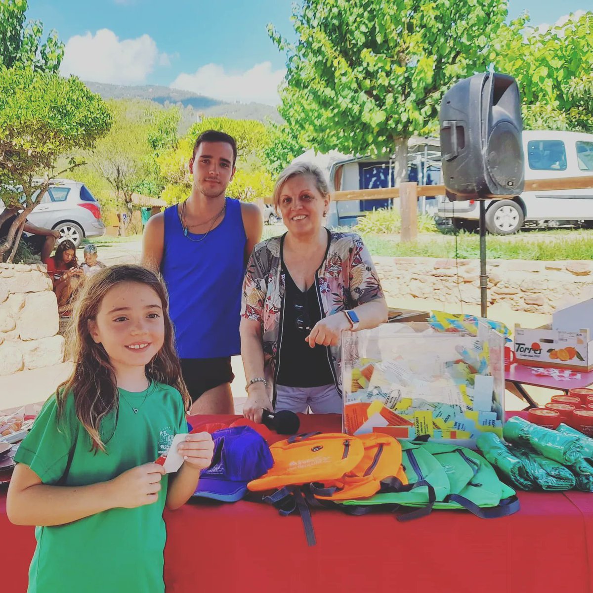 👏 Moltes felicitats a la Júlia que es va emportar la bici en el sorteig dels #Ecopasquis!

🎉 I felicitar també a la resta de nens i nenes premiats que es van emportar samarretes, motxilles, pales de ping-pong, ... per col·laborar en el #reciclatge de residus durant tot l'any!