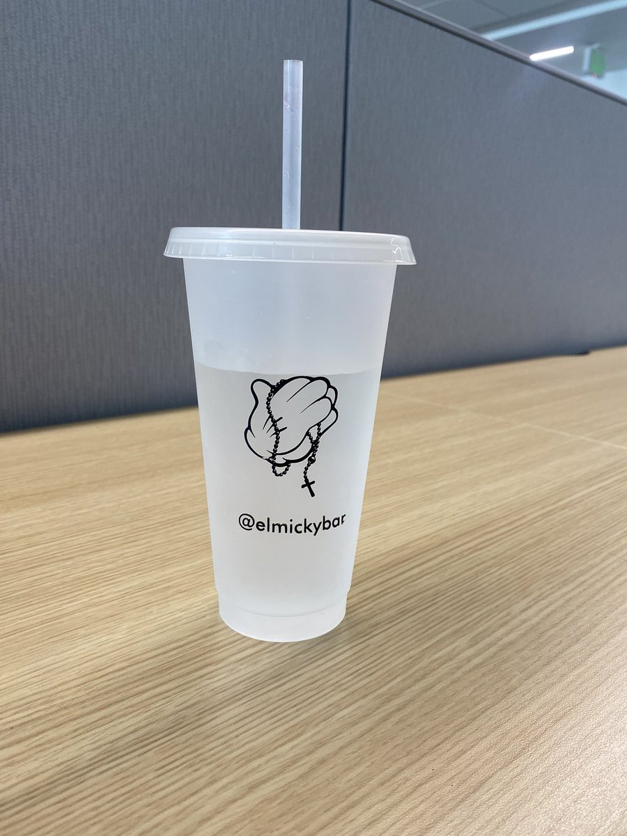 dreaawww's tweet photo. Tomando agüita en la oficina con el vaso más chido 😎 #SussyOhConvoy #ElMicky https://t.co/LVspM6gPEo