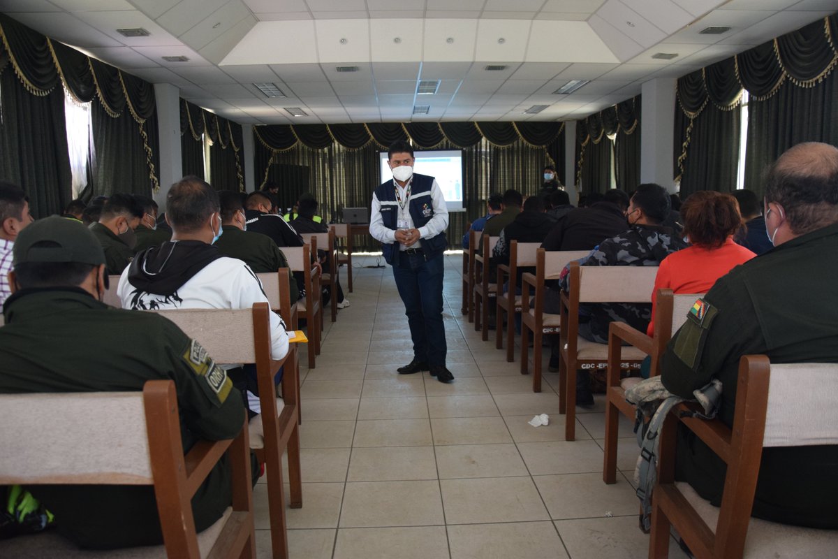 TEDCochabamba's tweet photo. El #TEDCochabamba, realizó la capacitación a Efectivos Policiales sobre la custodia del material electoral, el llenado de las actas de distribución, seguridad el día de la jornada electoral y el recojo de los sobres de seguridad "A" y el material sobrante.
#eleccionesCOMTECO2022 https://t.co/RNLKr7v7Jw