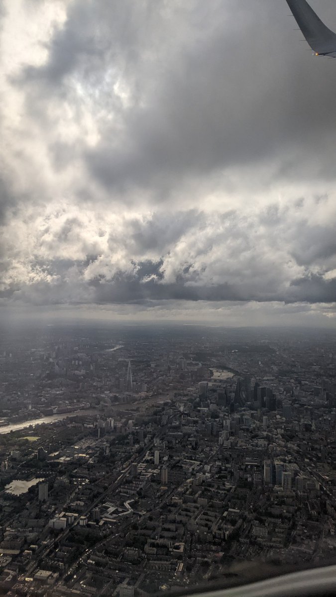 teamharris92's tweet photo. Dark clouds over London this evening as a new government is formed. #Patheticfallacy? https://t.co/eny34HXE2P