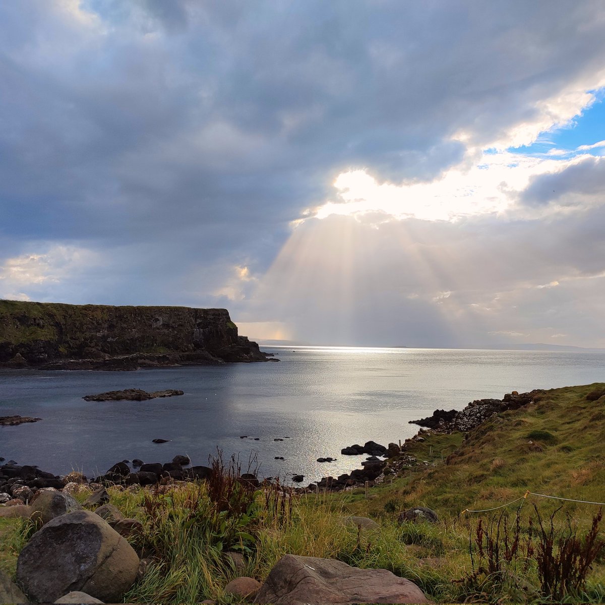 NTByBike's tweet photo. Some beautiful sunbursts down at Giants Causeway this evening #TurnedOutNice #NTByBike https://t.co/Y8TbUF5JCi