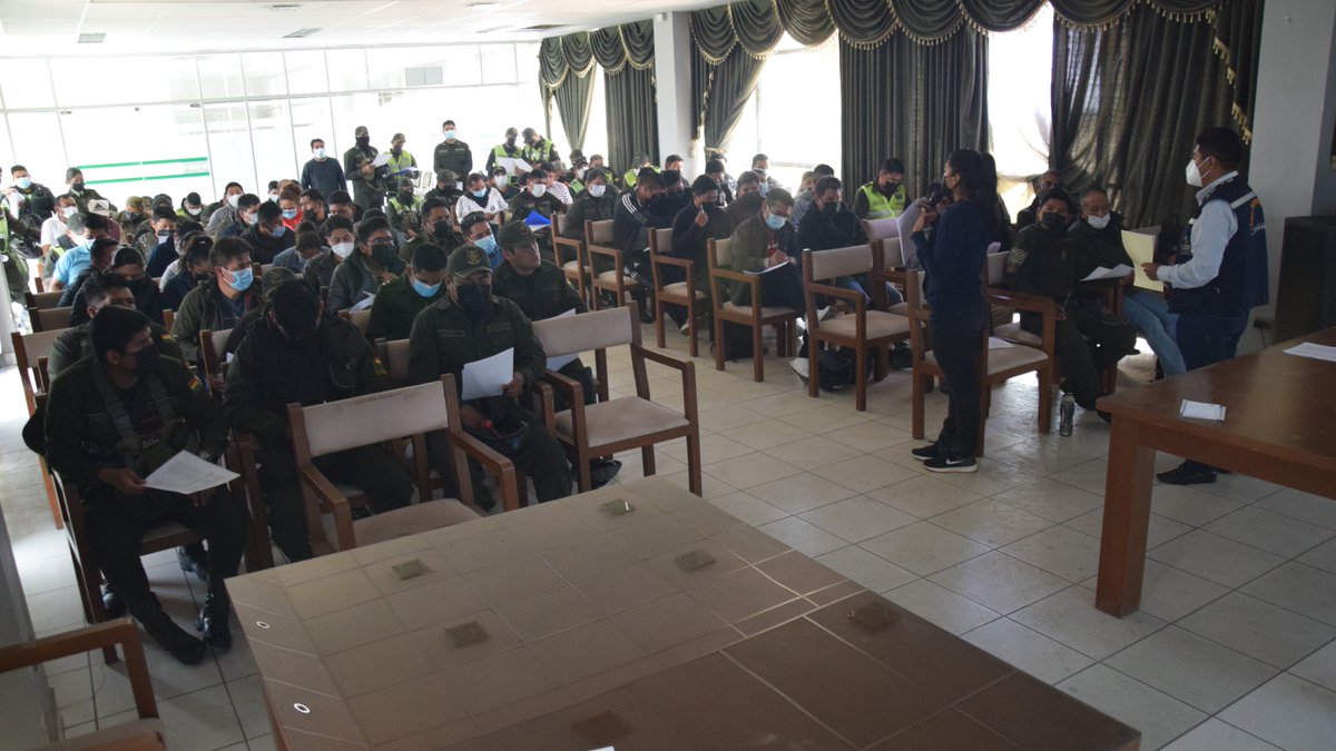 TEDCochabamba's tweet photo. El #TEDCochabamba, realizó la capacitación a Efectivos Policiales sobre la custodia del material electoral, el llenado de las actas de distribución, seguridad el día de la jornada electoral y el recojo de los sobres de seguridad "A" y el material sobrante.
#eleccionesCOMTECO2022 https://t.co/RNLKr7v7Jw