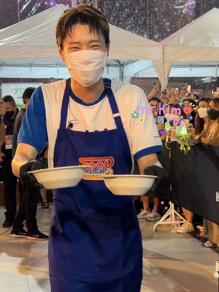 teebangcare's tweet photo. ซึงยอนน่ารักมากก ถือกะเต๋วสองมืออะๆๆ ถ้าเลิฟลี่แยกร่างได้ชีไปแน่เค้าน่าเอนดูมาก แล้วพอเค้าลงมาเชียร์กันดังมากสาวใหย่เห็นคนหร่อไม่ได้เนาะ ขายกะเต๋วเส้ดเดินไปทักทายฟคอีกน่ารักสุดใจ https://t.co/hQcv4wzmHN