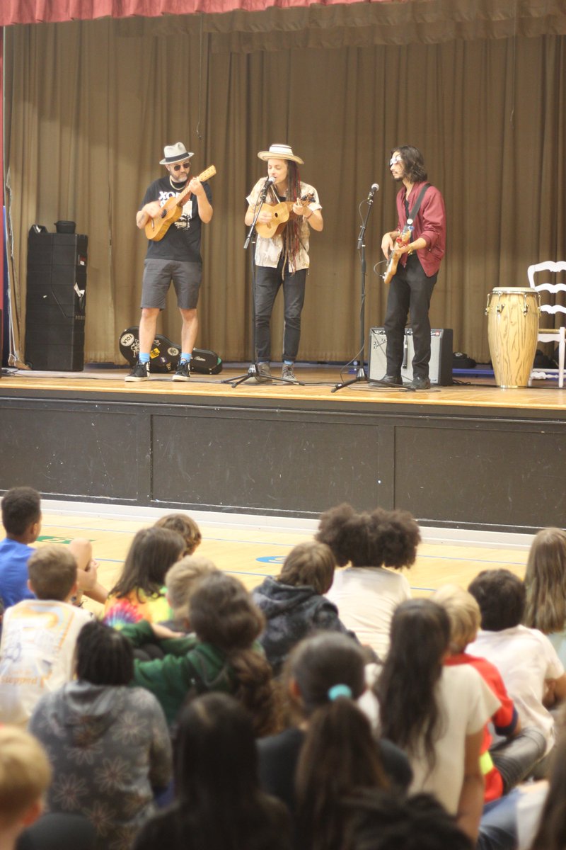 BeaumontMagnet's tweet photo. A huge thank you to @TNTheatre for bringing part of the Pass the Mic series to BMA today!  Our 3rd and 5th graders were treated to a performance from @MakingMoviesHQ.  We sang, danced and learned the history of some instruments!  #ArtsMagnet #NoPlaceLikeBMA @BMAWindyC https://t.co/bx6NhlqLwz