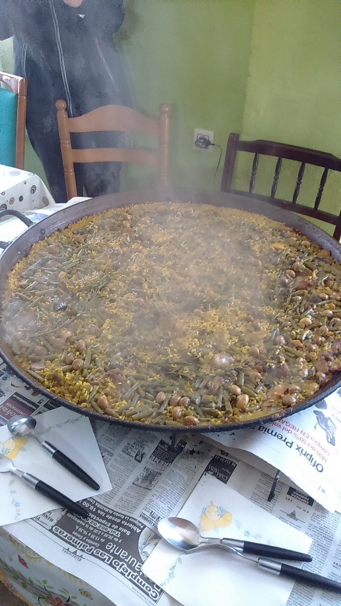Primiromero's tweet photo. @EnfrmraSaturada Y yo creyendo todos estos años que sabía hacer una paella.... https://t.co/zRlOyZBJbX